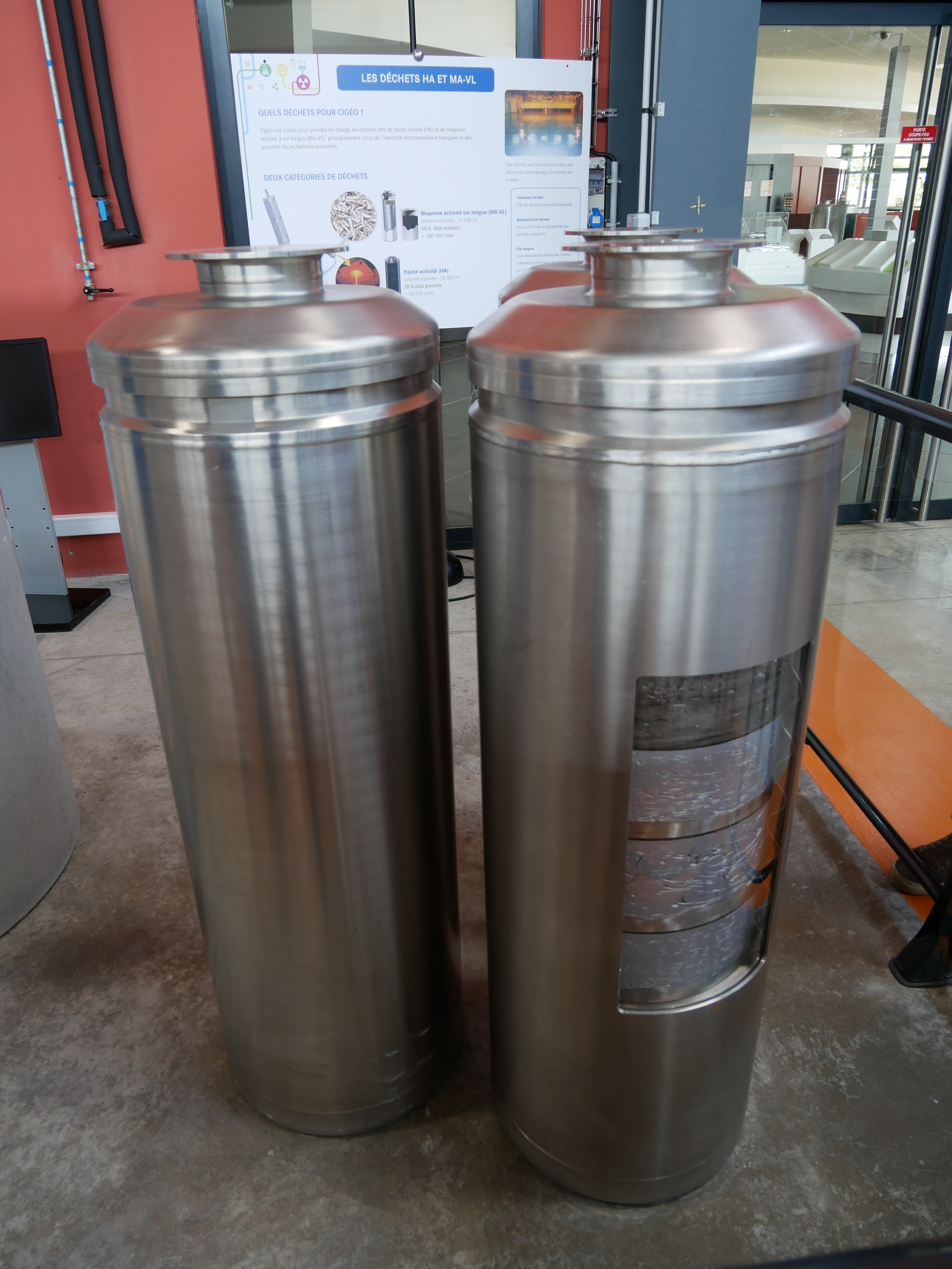 Voilà à quoi ressemble les déchets nucléaires conditionnés et stockés dans un fut en inox.