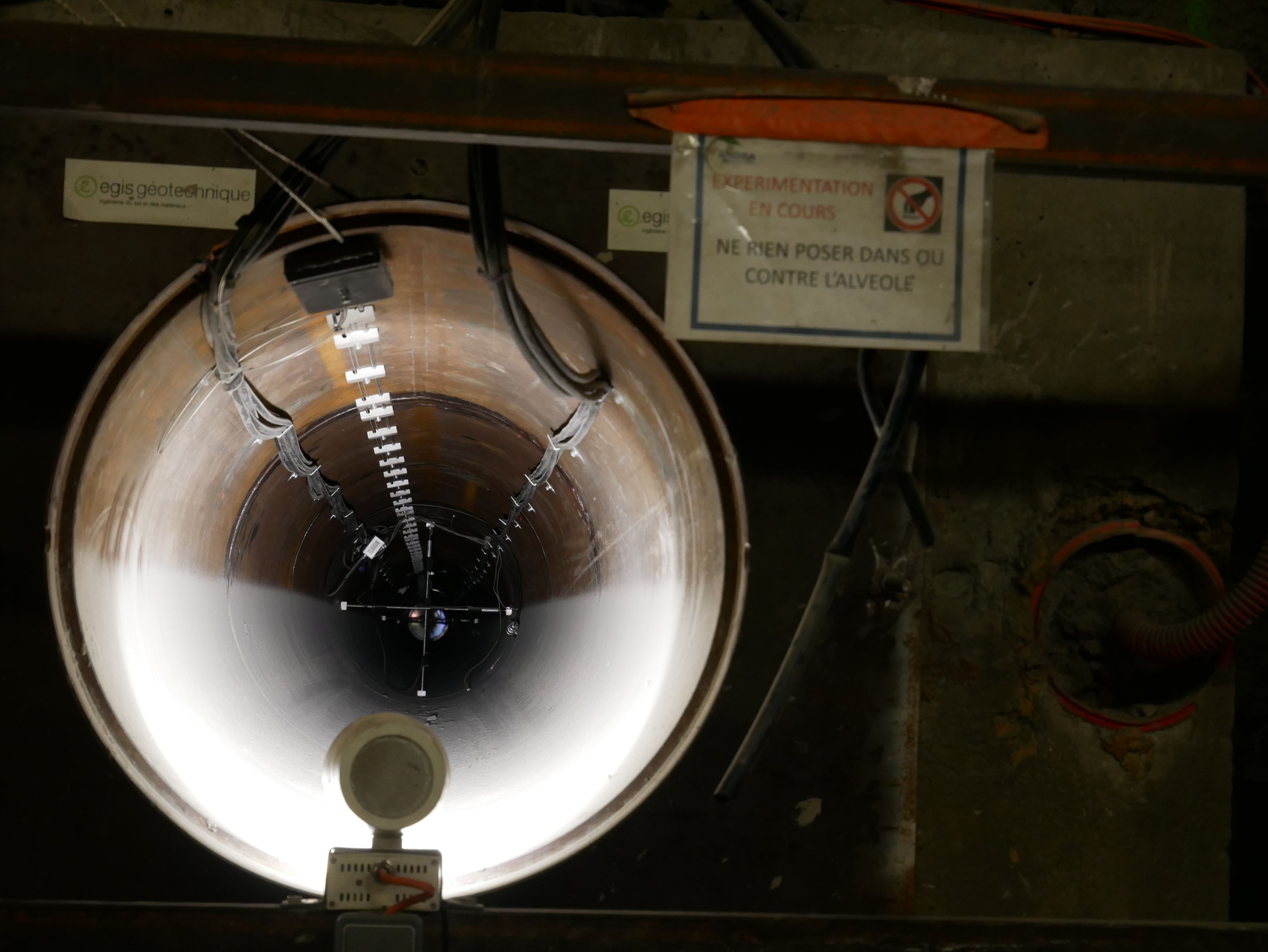Le laboratoire ne contient pas de déchets nucléaires mais de très nombreux instruments de mesure et capteurs. Ici, on regarde les forces qu’exercent la roche sur une alvéole
